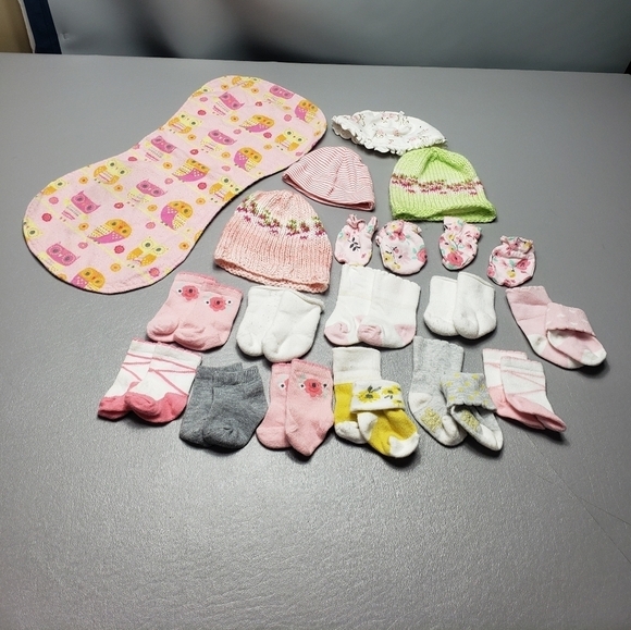 baby girls mixed bundle of 18 socks, hats, mittens - Picture 1 of 8